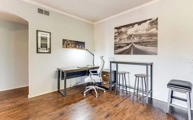 Walk to Papago Park: Condo in Phoenix