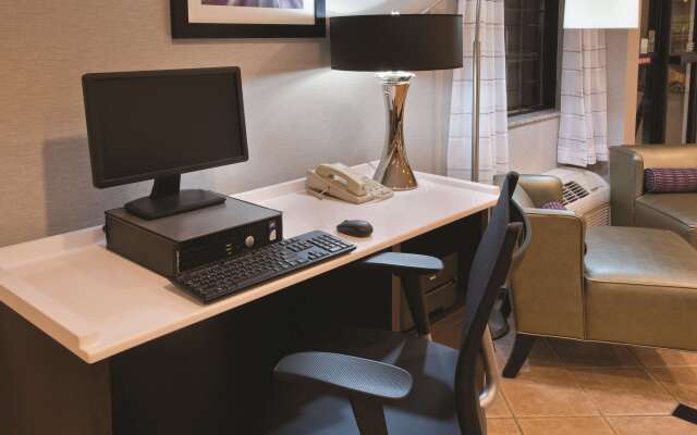 La Quinta Inn & Suites by Wyndham Milwaukee Delafield