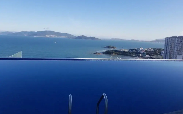 Luxury Scenia Bay Apartment with Seaview