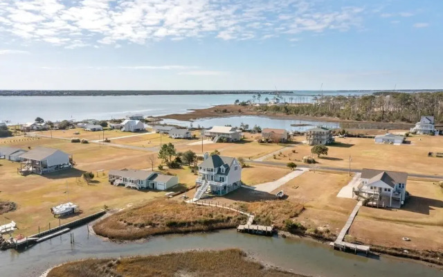 Downeast Retreat 4 Bedroom Home by RedAwning