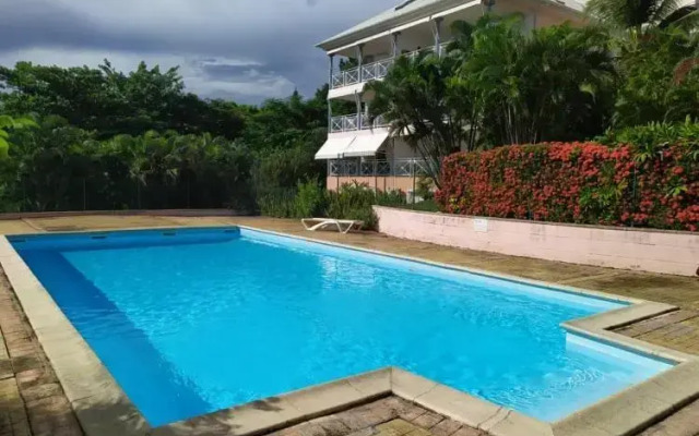 Charmant appartement en bord de mer avec piscine
