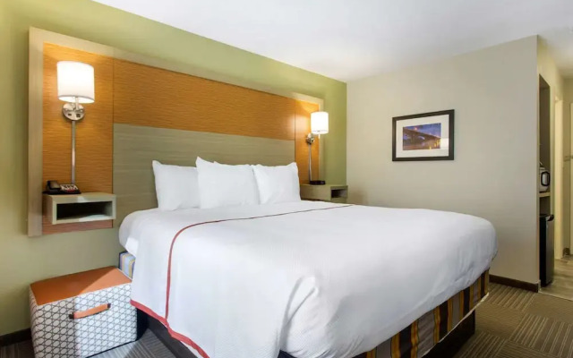 Country Hearth Inn & Suites - Columbia