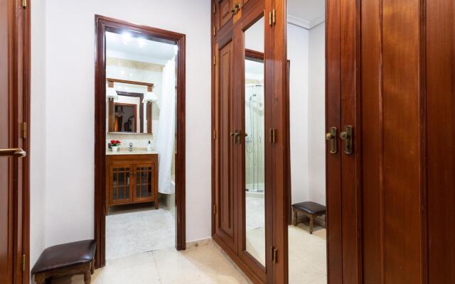 Home2Book Spacious Classic Design Apartment Center