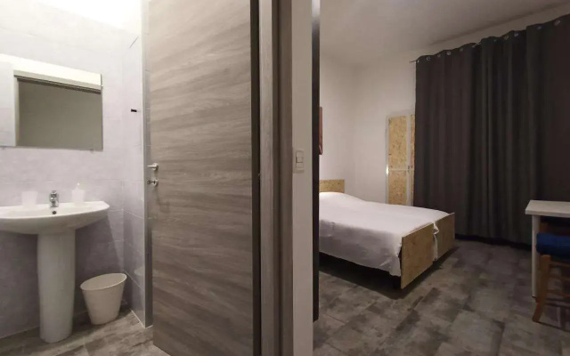 Airport Boulevard Guesthouse