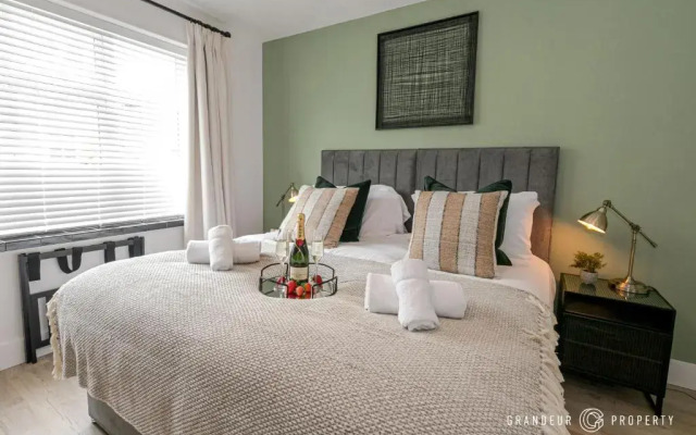 Stylish 4 bed house in Poole with Garden & Parking