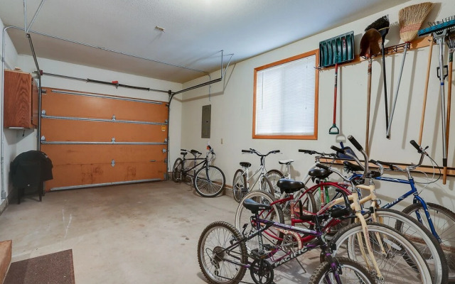 7 Cedar Private Cul-de-sac include Hot Tub with Forest View by RedAwning