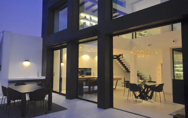 Montblau in Buger With 4 Bedrooms and 5 Bathrooms