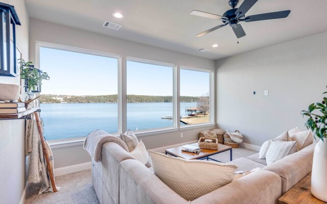 Lakefront Granbury Retreat w/ Patio & Fire Pit