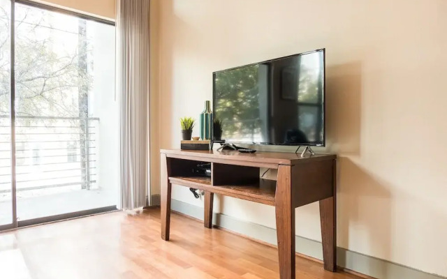 1 BR Apt near Dining Shopping Nightlife by Frontdesk
