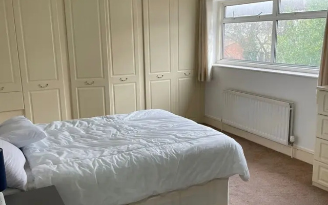 Charming 5-bed House in Mitcham