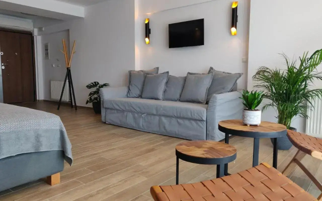 Sunny new lovely apartment 60 meters from the metro