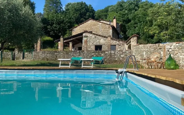 Casale Rustico con Piscina Privata e Ampio Parco