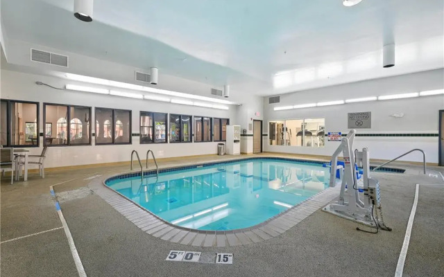 Country Inn & Suites by Radisson, Merrillville, IN