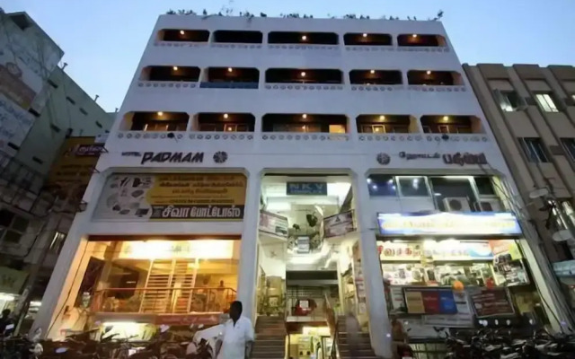 OYO 24579 Flagship Hotel Padmam