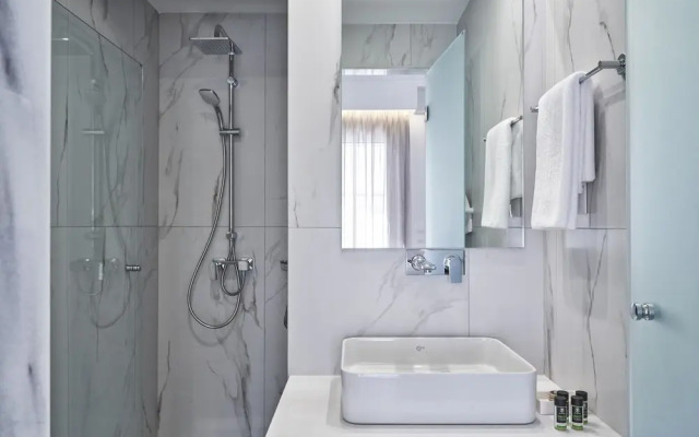 Marvelous n Bright Apartment next to Megaro Mousikis