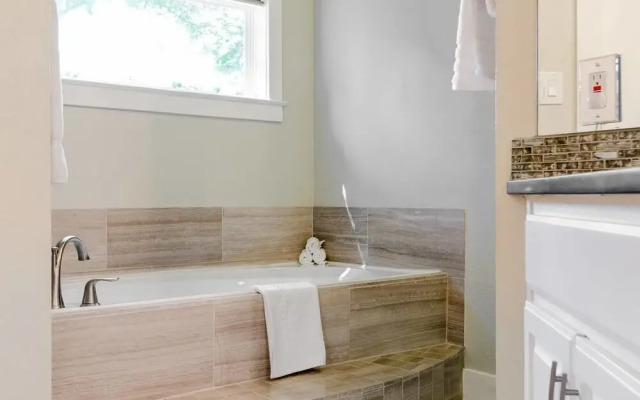 Massive 14 Bed/3.5ba Downtown Home by Domio