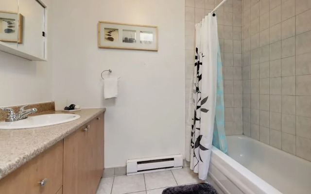 Large three bedroom next to the Bell Center by Hometrotting