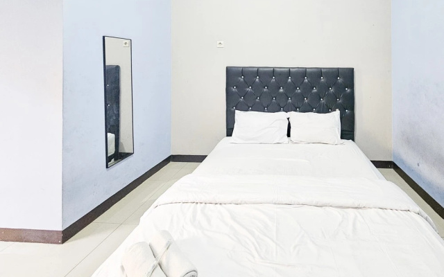 Homestay Sido Joyo near Sunrise Mall Mitra RedDoorz – Guest Rooms – Mojokerto
