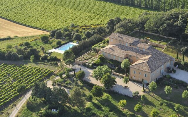 Quaint Holiday Home in Rustrel With Swimming Pool