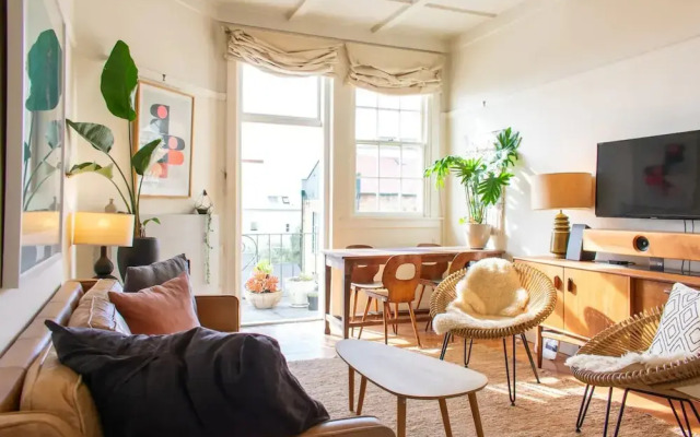 1930s Character 1 Bedroom Apartment With Sky Tower Views