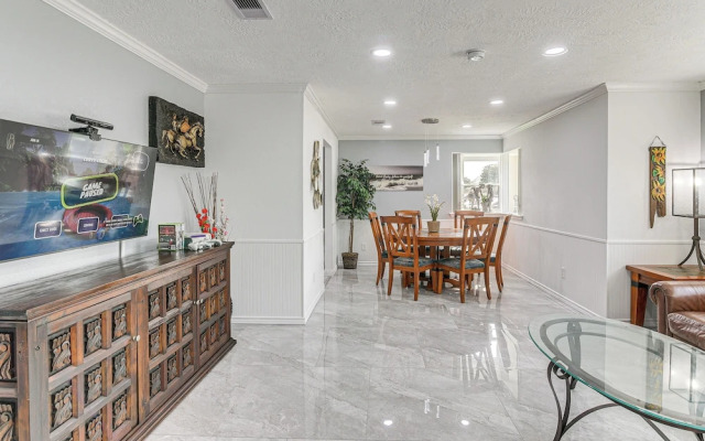 ~ 2 Blocks to Beach: Galveston Group Getaway!