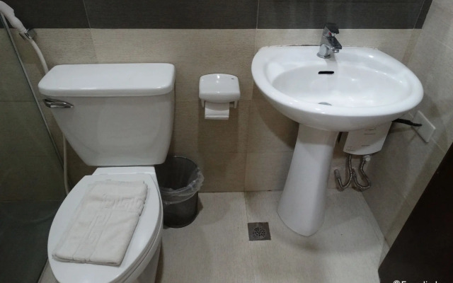 Holiday Suites Business District (Empire Suites Hotel)