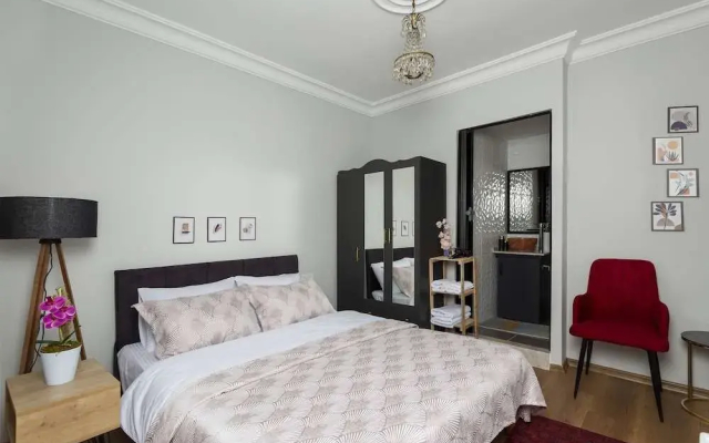8 Rooms House