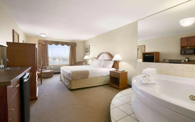 Super 8 By Wyndham High Level Ab