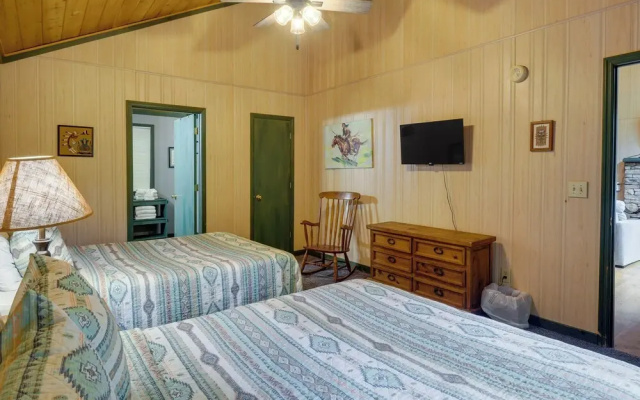Gatlinburg Cabin Rental: 3 Mi to Downtown