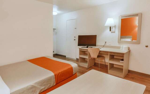 Motel 6 Huntsville, TX