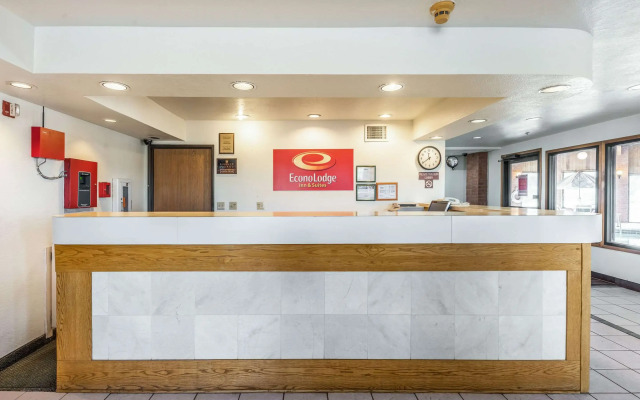 Econo Lodge Inn & Suites