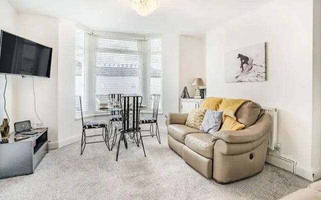 76A Mackworth Road