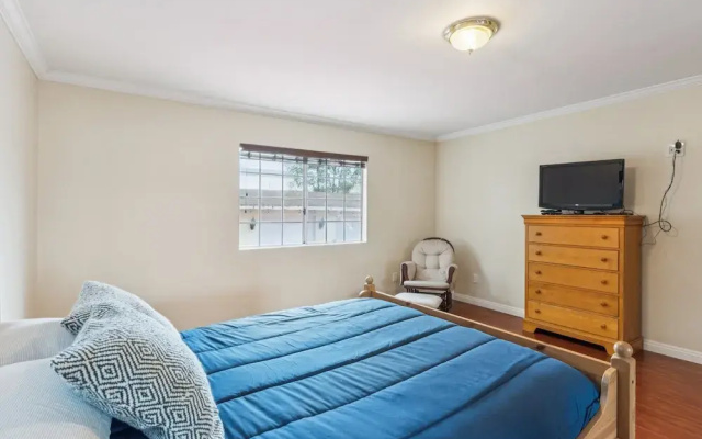 Russell House Near Hollywood & Griffith Park 3 Bedroom Home