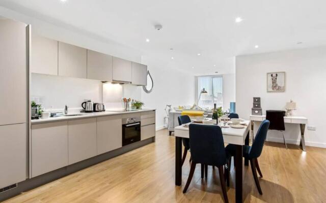 Stylish 2 Bed/2 Bath, Parking - Bracknell Centre