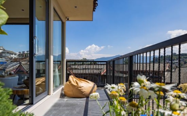 Qiuchiju Designer Homestay (Lijiang Ancient City North Gate Dashuiche Branch) – Balcony – Lijiang