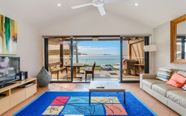 No. 1 Fingal Bay Beach House - The Little Abode