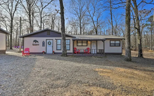 Pet-friendly 'shady Oaks' Broken Bow Gem w/ Patio!