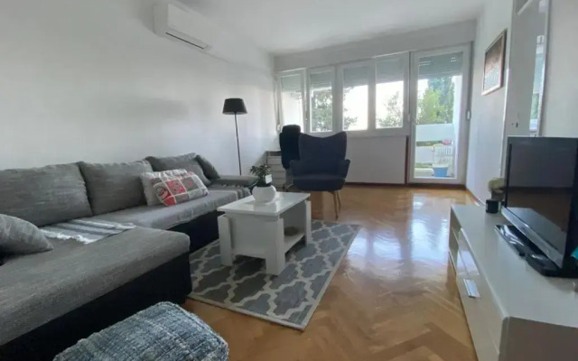 2 bedroom apartment/parking/market