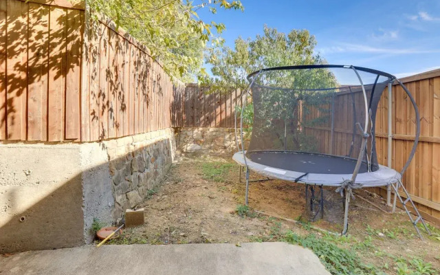 Family-friendly Irving Townhome w/ Yard!