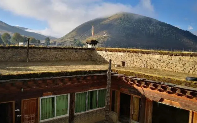 October Daocheng Youth Hostel