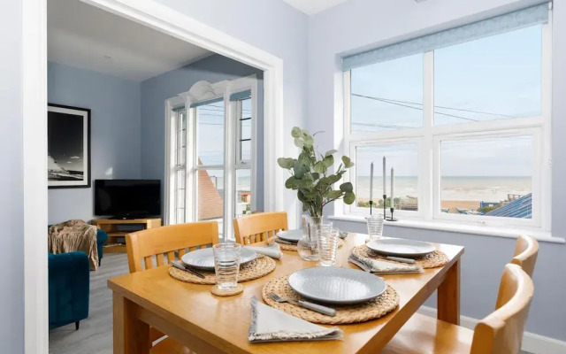 Chic 2-bed Seafront Haven Near Felpham Beach