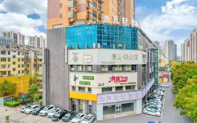 Yifan Light Luxury Hotel