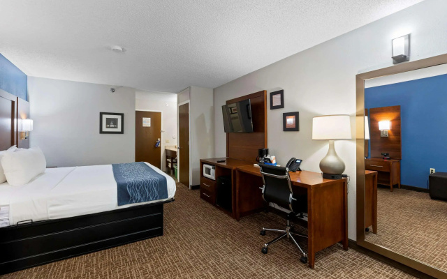 Comfort Inn & Suites Hazelwood - St. Louis