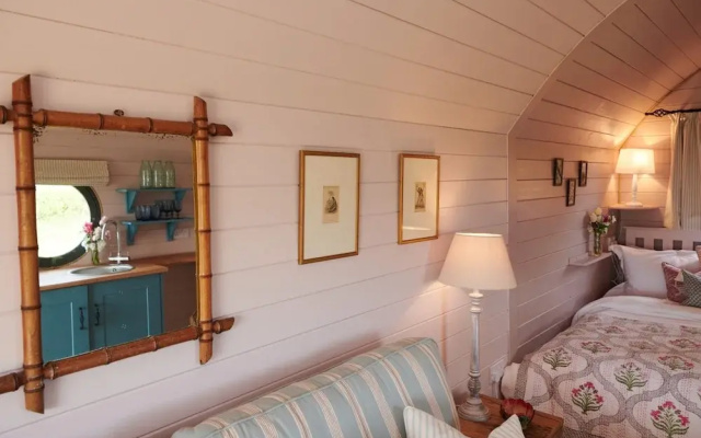 Cabins in Oxfordshire With Hot Tub & Meadow Views
