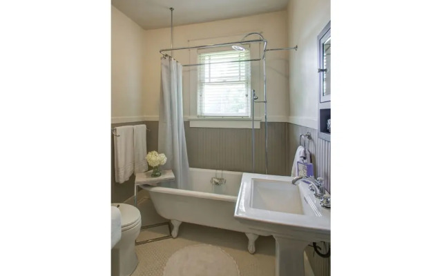 Belmont Blvd Bed and Breakfast