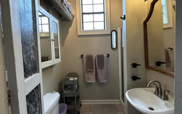 Bywater Home, Parking and Pet Friendly Retreat by RedAwning