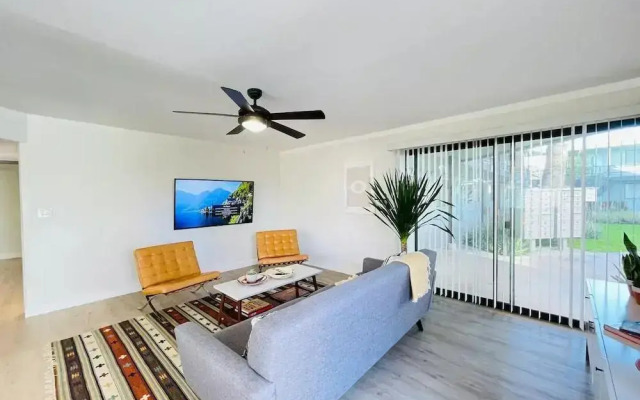 Walkable OTS Mid Century Condo-Pool