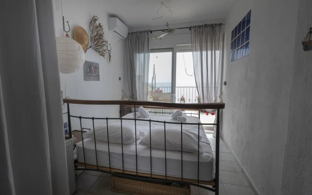 Poseidon Seafront Apartment by Rentalspro