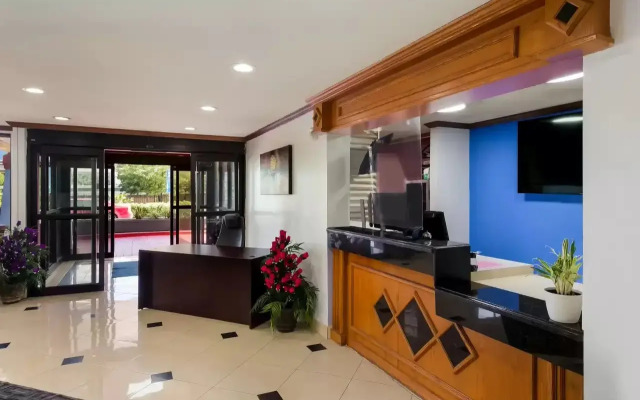 OYO Townhouse Houston Airport North