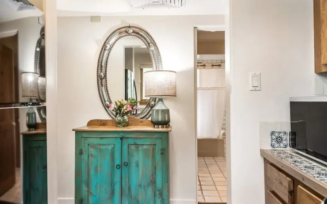 Old Santa Fe Trail - Walk Everywhere, Kiva Fireplace, Amazing Natural Light